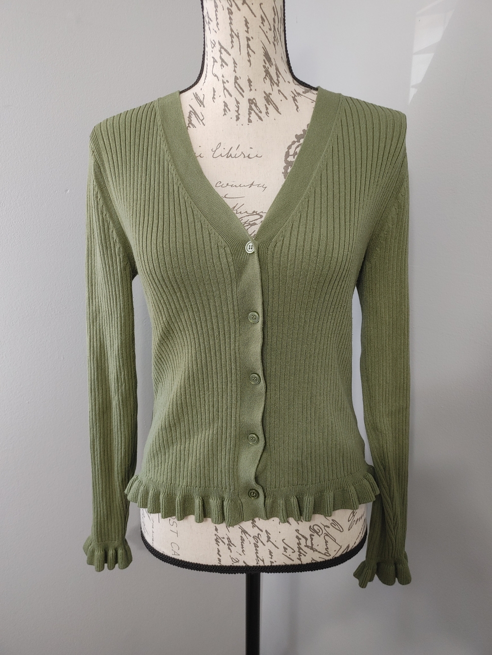 Ribbed Olive Green V-Neck Button Cardigan with Ruffle Hem